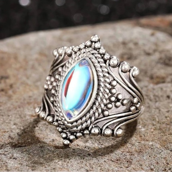 Silver Tone mood ring moonstone
Victoria style Size 7 - Picture 3 of 4